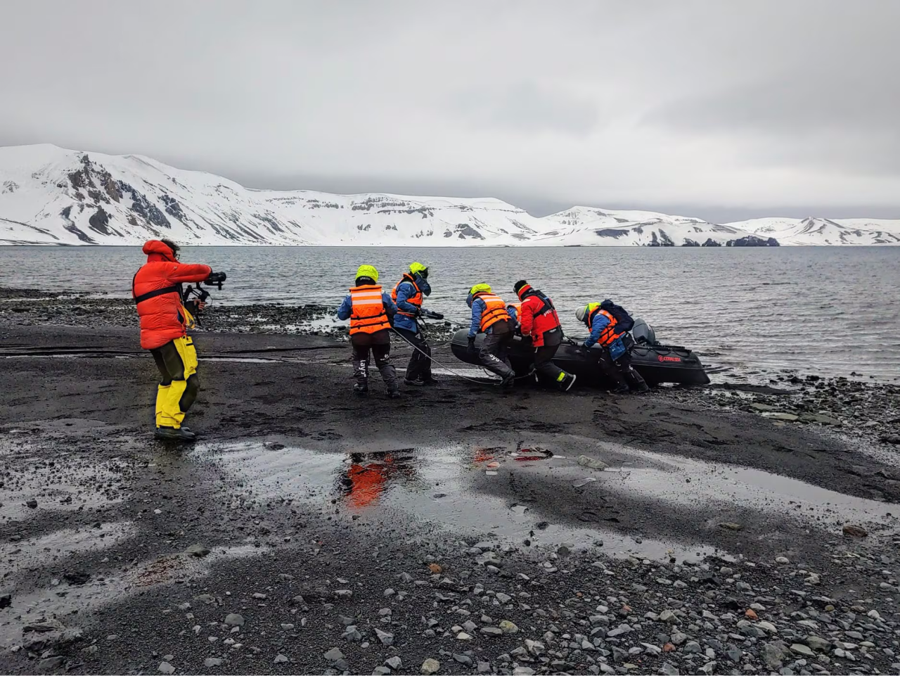 Foto ocho de las 5 mujeres en la expedición a las Antártica