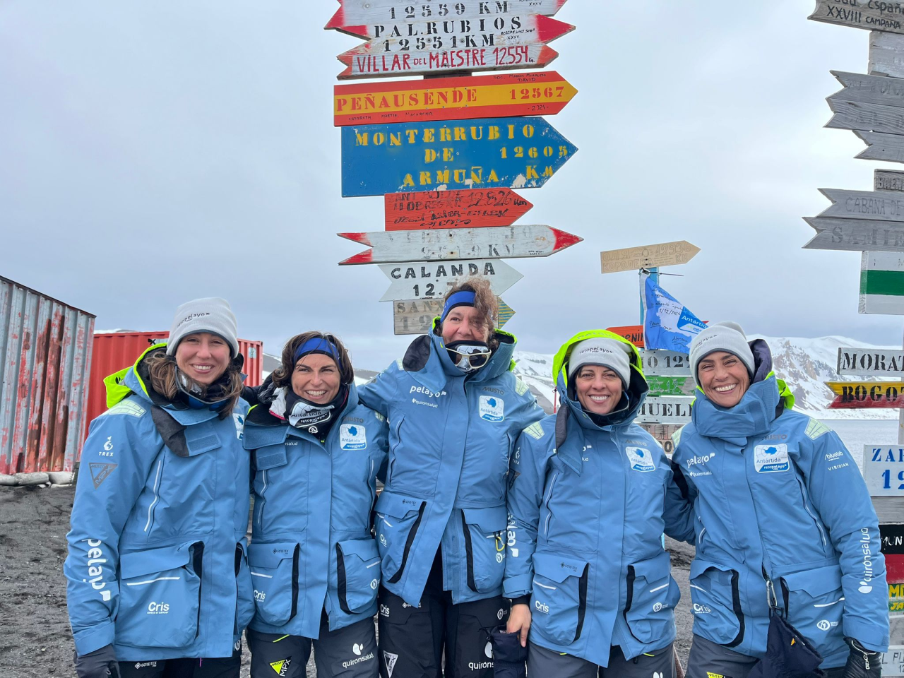 Foto cuatro de las 5 mujeres en la expedición a las Antártica