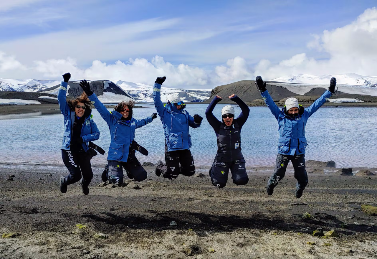 Foto diez de las 5 mujeres en la expedición a las Antártica