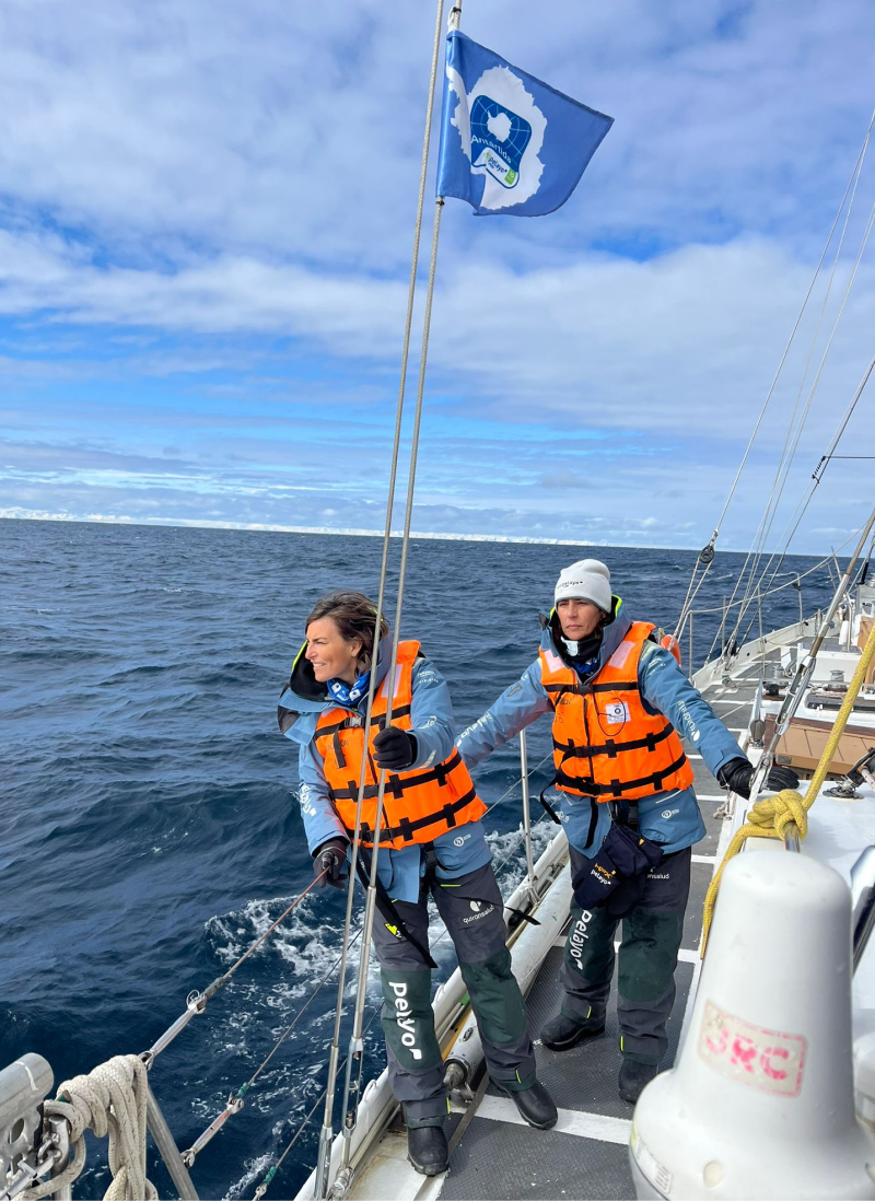 Foto dos de las 5 mujeres en la expedición a las Antártica