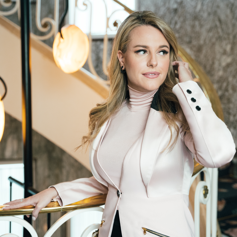 Foto uno de Nayra González con el look tres