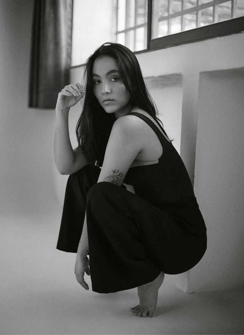 Foto seis de Susana Morales en estudio