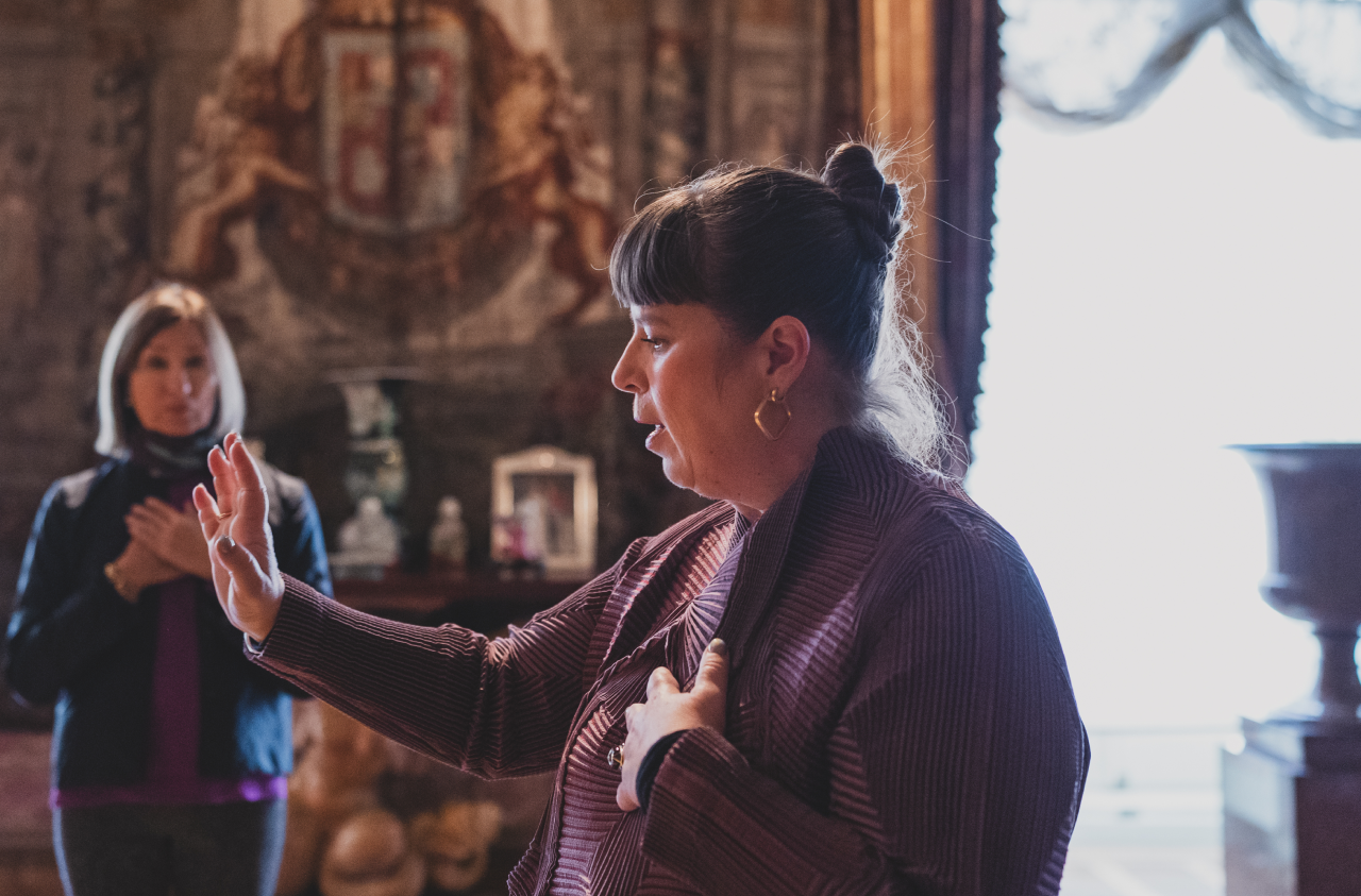 Foto dos de Joana Vasconcelos en el Palacio de Liria de la mano de Dior