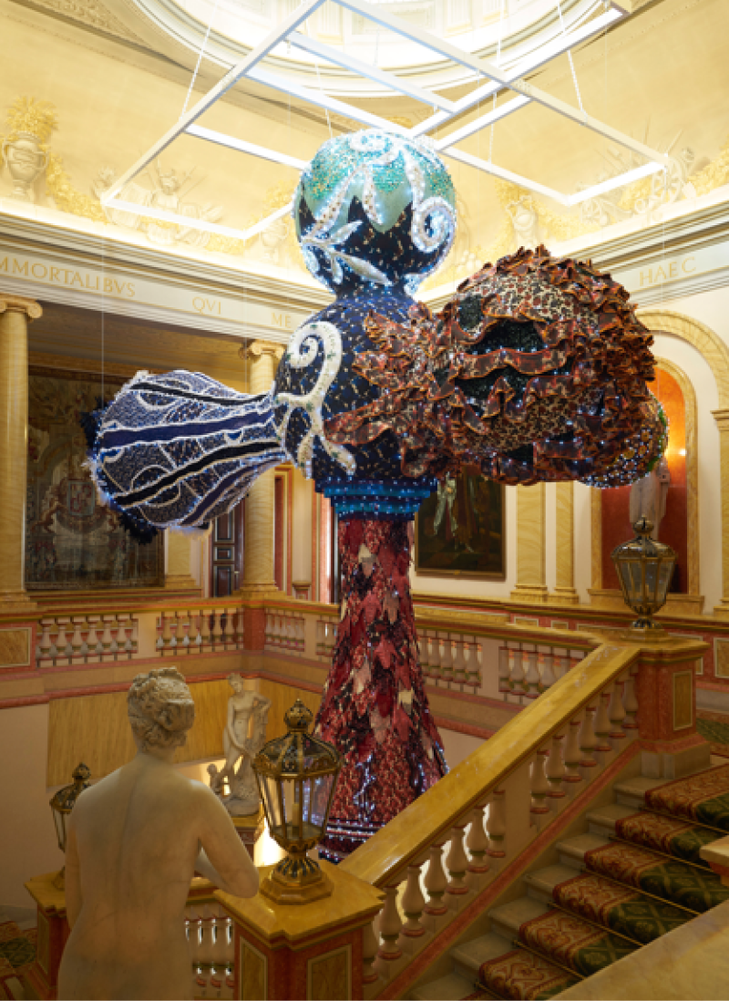 Foto dos de la exposición de Joana Vasconcelos en el Palacio de Liria de la mano de Dior