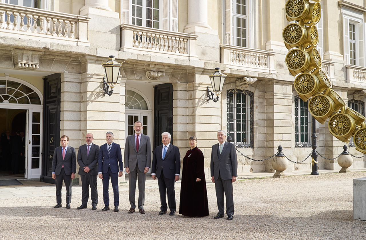 Foto cinco de Joana Vasconcelos en el Palacio de Liria acompañada por el Rey