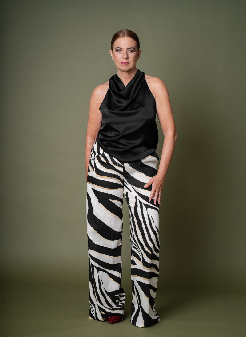 Foto tres de Lola Baldrich en el estudio de EL ESPAÑOL con el look uno Foto tres de Lola Baldrich en el estudio de EL ESPAÑOL con el look uno