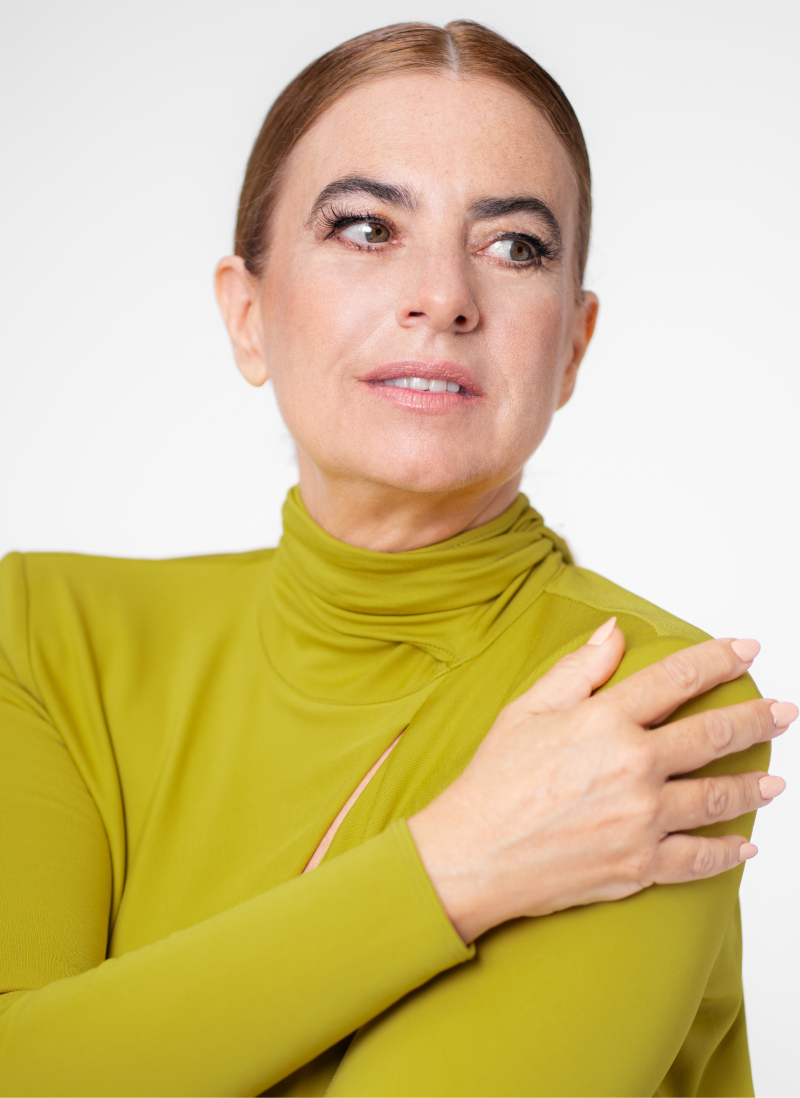 Foto dos de Lola Baldrich en el estudio de EL ESPAÑOL con el look dos Foto dos de Lola Baldrich en el estudio de EL ESPAÑOL con el look dos