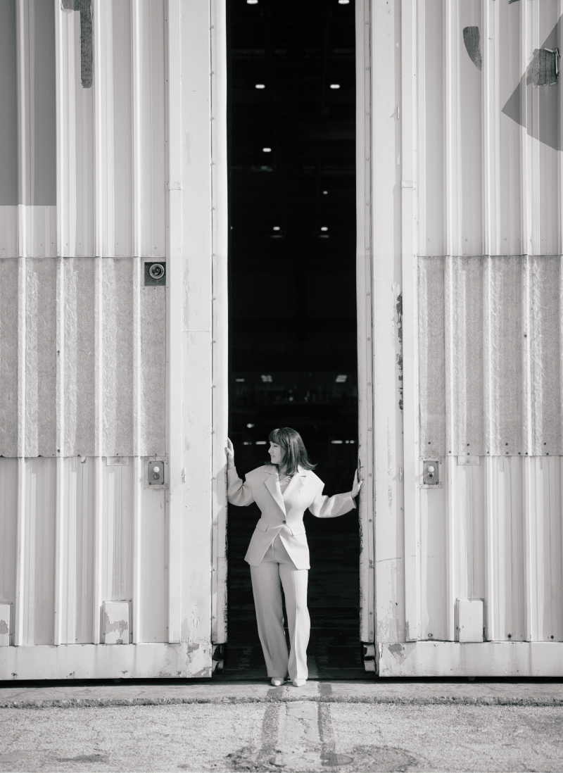 Foto uno de María Bello en el hangar de Iberia con el look uno Foto uno de María Bello en el hangar de Iberia con el look uno