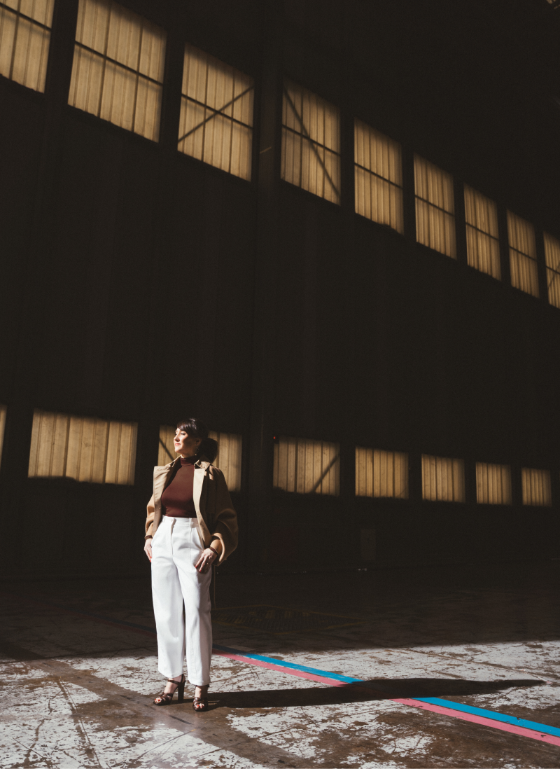 Foto uno de María Bello en el hangar de Iberia con el look dos Foto uno de María Bello en el hangar de Iberia con el look dos