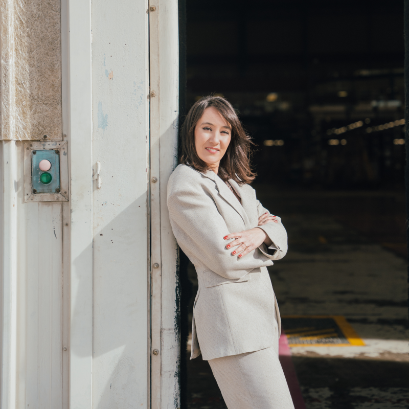 Foto dos de María Bello en el hangar de Iberia con el look uno Foto dos de María Bello en el hangar de Iberia con el look uno