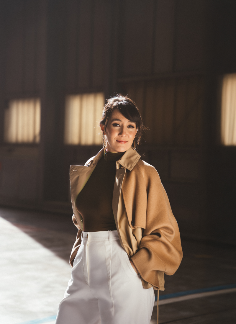 Foto dos de María Bello en el hangar de Iberia con el look dos Foto dos de María Bello en el hangar de Iberia con el look dos