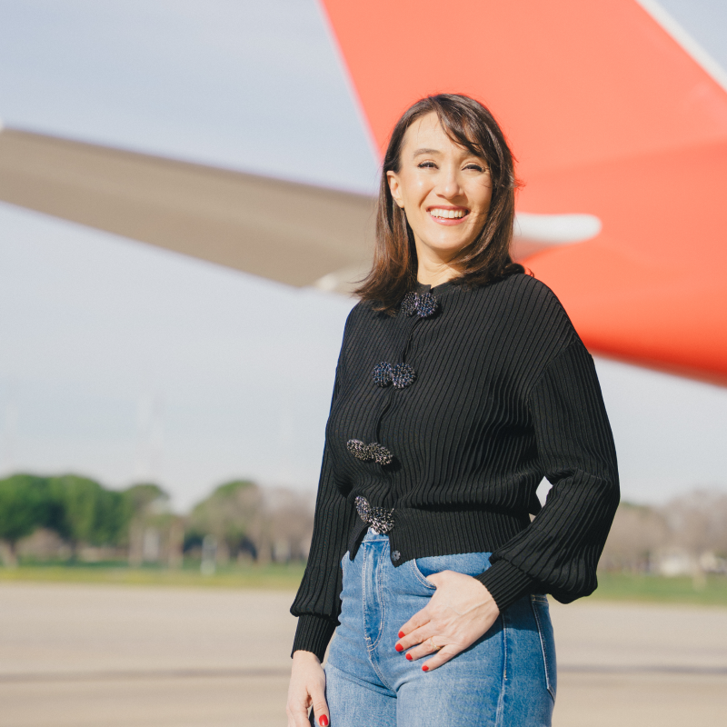 Foto dos de María Bello en el hangar de Iberia con el look tres Foto dos de María Bello en el hangar de Iberia con el look tres