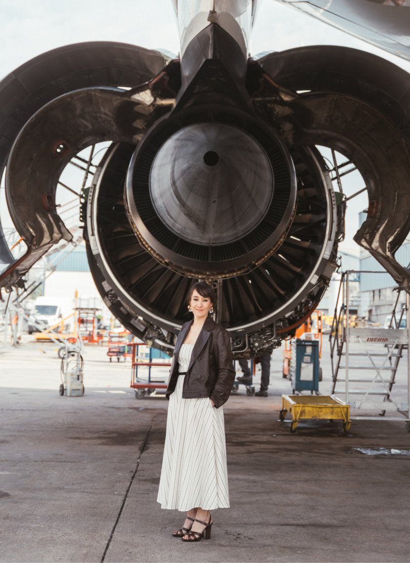 Foto dos de María Bello en el hangar de Iberia con el look cuatro Foto dos de María Bello en el hangar de Iberia con el look cuatro