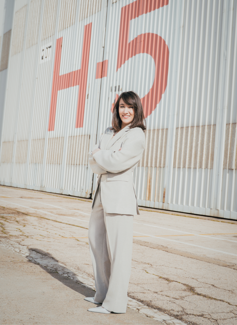 Foto tres de María Bello en el hangar de Iberia con el look uno Foto tres de María Bello en el hangar de Iberia con el look uno