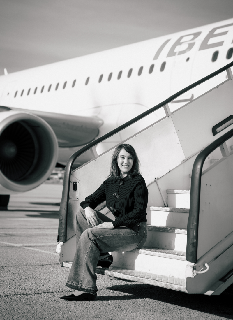 Foto tres de María Bello en el hangar de Iberia con el look tres Foto tres de María Bello en el hangar de Iberia con el look tres