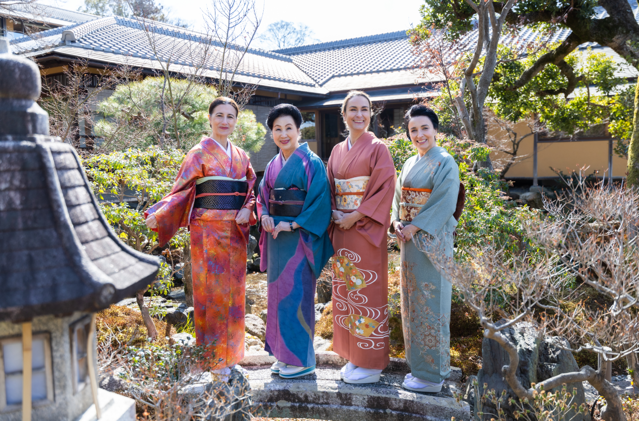 Samary Fernández, Ainhara Viñarás y Cruz Sánchez de Lara junto a una representante del equipo de Shiseido Samary Fernández, Ainhara Viñarás y Cruz Sánchez de Lara junto a una representante del equipo de Shiseido