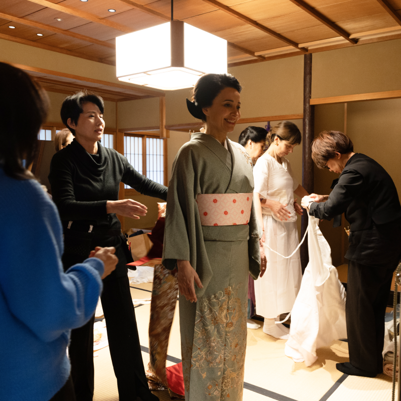 Cruz Sánchez de Lara vistiéndose con su kimono junto al equipo de Shiseido Cruz Sánchez de Lara vistiéndose con su kimono junto al equipo de Shiseido