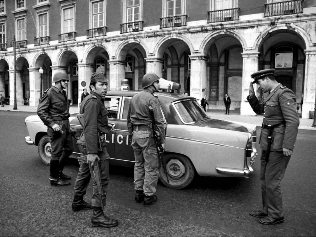 Un agente de la Policía de Seguridad Pública se pone a las órdenes del capitán Salgueiro Maia. Alfredo Cunha