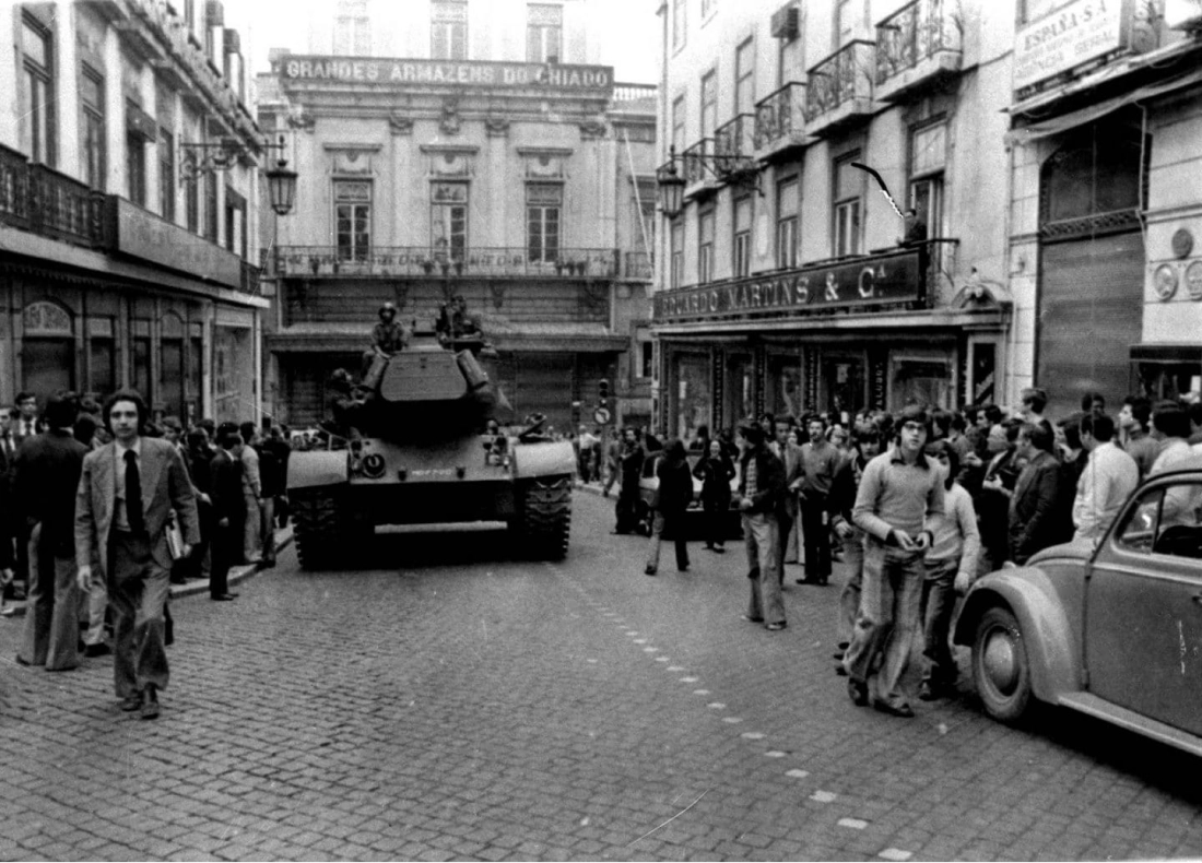 Un tanque avanza por la rua Garrett en dirección al Lago do Carmo