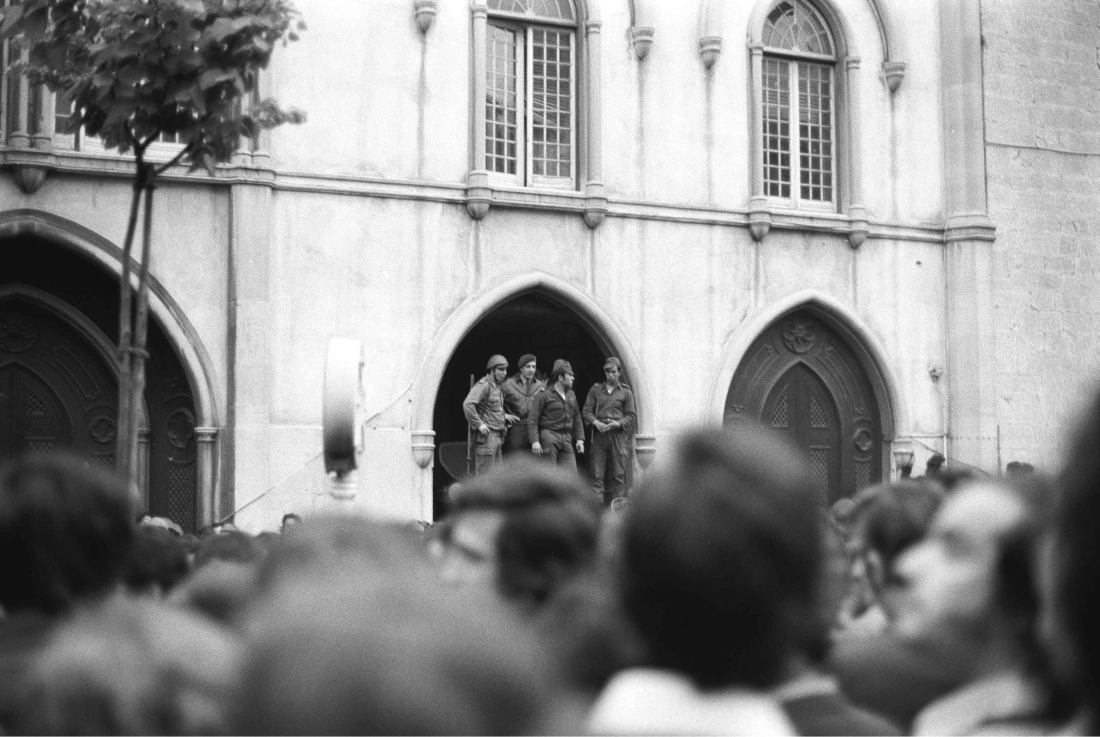 Salgueiro Maia y Maia Loureiro en la puerta abierta del cuartel del Largo do Carmo tras la rendición de Marcelo Caetano. Mario Varela Gomes