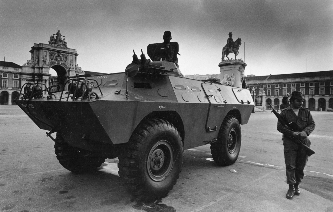 Los tropas de la Escuela Práctica de Caballería toman la Plaza del Comercio. Alfredo Cunha