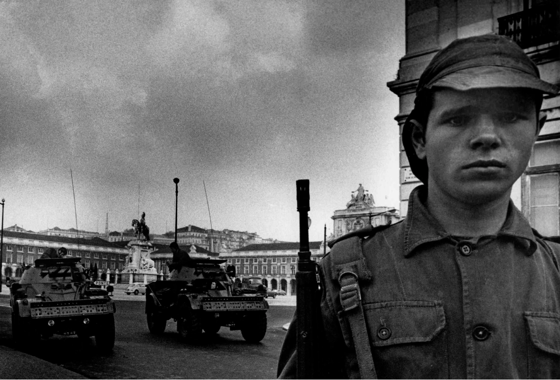 Soldado en la Plaza del Comercio. Son las 7 de la mañana del 25 de abril. Eduardo Gageiro