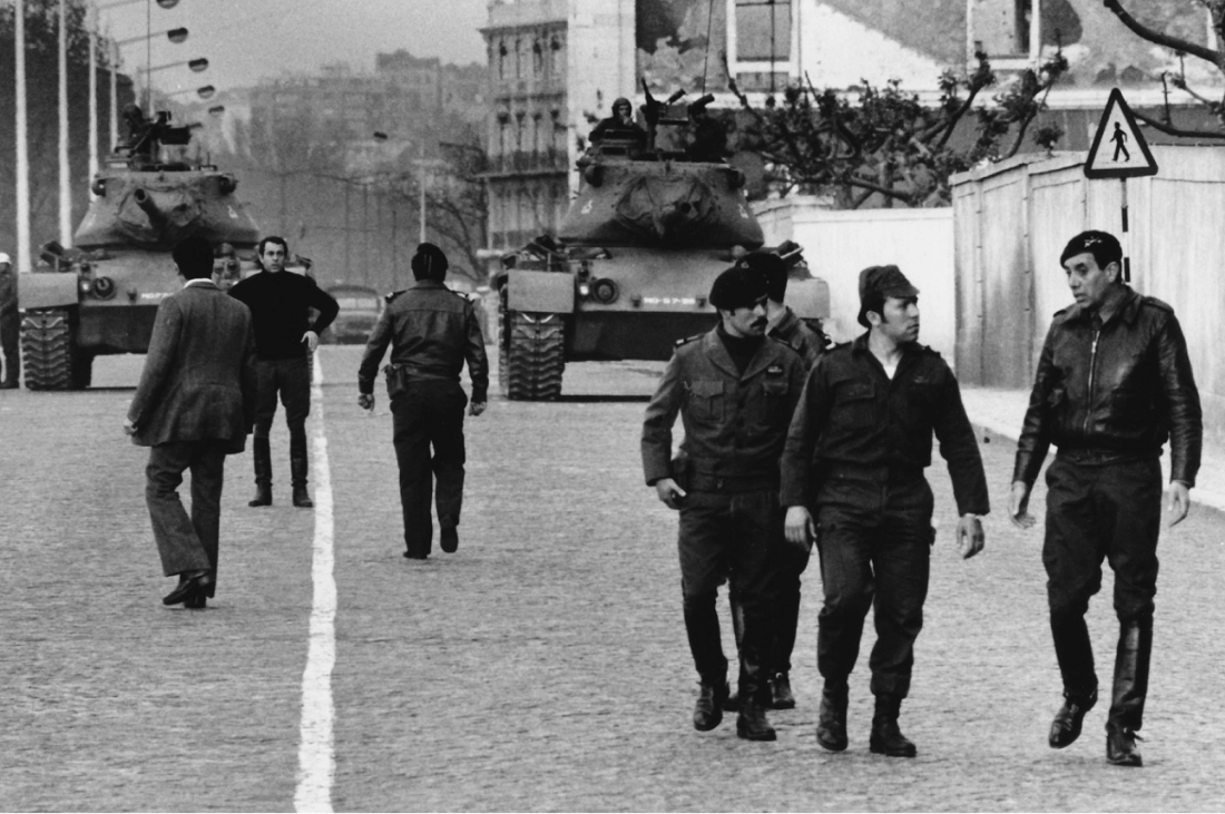 El mayor Pato Anselmo (derecha) y Salgueiro Maia (a su izquierda) negocian en la Avenida Ribeira das Naus. Eduardo Gageiro