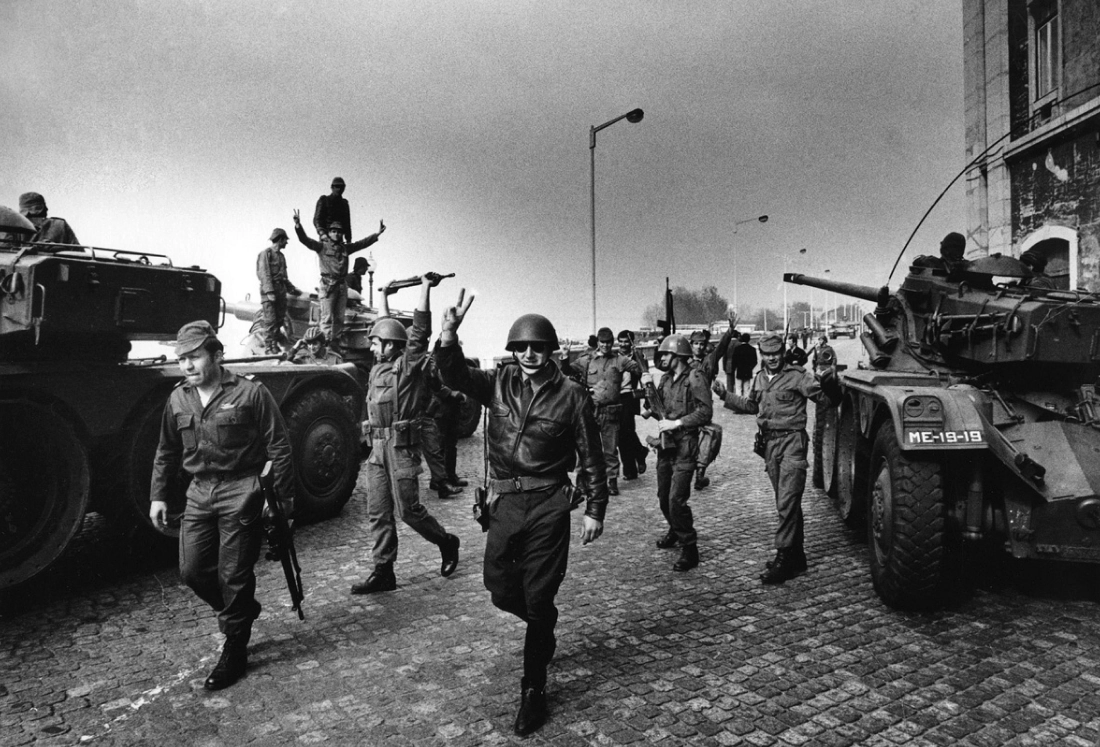 Salgueiro Maia (izquierda) y Maia Loureiro (centro) celebran que el Séptimo Regimiento de Caballería se había sumado a la Revolución. Eduardo Gageiro