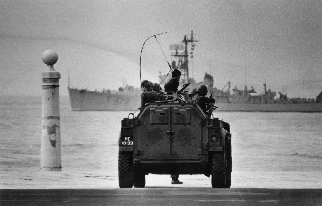 El vehículo militar ‘Chaimite’ toma posiciones frente al Muelle de las Columnas, con la fragata ‘Gago Coutinho’ al fondo. Alfredo Cunha