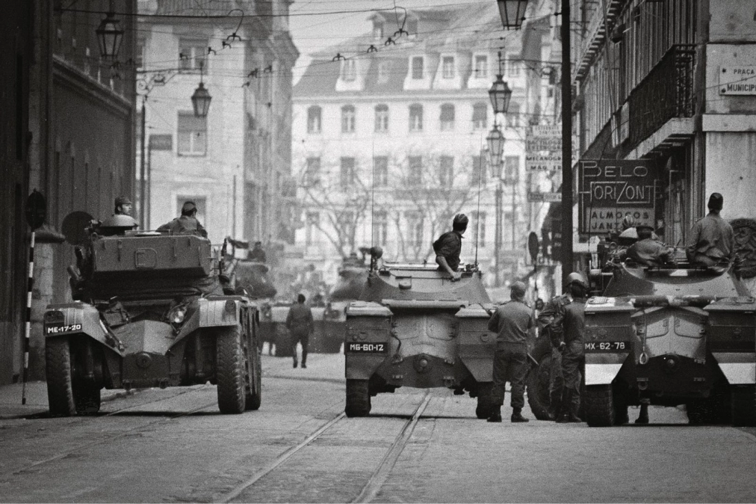 Cara a cara entre tanques de las fuerzas revolucionarias y leales al régimen en la Rua do Arsenal
